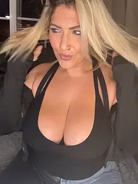 Snapshot of LittleMissEeve chatting on November 2025 03:06:01 AM LittleMissEeve online show from November 2025 03:06:01 AM