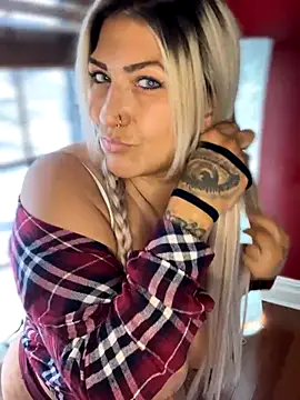 Snapshot of LittleMissEeve chatting on December 2025 09:31:02 PM LittleMissEeve online show from December 2025 09:31:02 PM