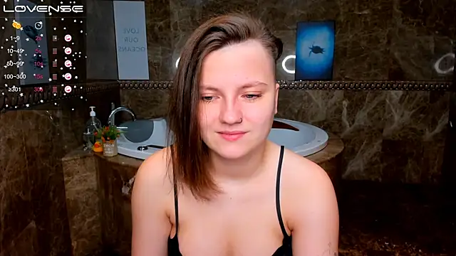 Snapshot of MelindaTin chatting on November 2025 12:52:02 AM MelindaTin online show from November 2025 12:52:02 AM