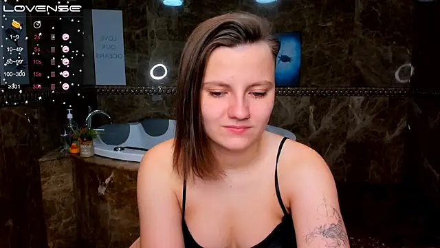 Snapshot of MelindaTin chatting on November 2025 01:44:01 AM MelindaTin online show from November 2025 01:44:01 AM