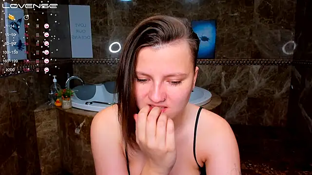 Snapshot of MelindaTin chatting on November 2025 12:32:02 AM MelindaTin online show from November 2025 12:32:02 AM