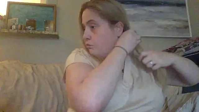 Snapshot of Hleigh327 chatting on June 2026 05:26:01 PM Hleigh327 online show from June 2026 05:26:01 PM