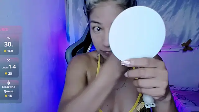 ninatiny online show from November 2025 10:43:02 AM