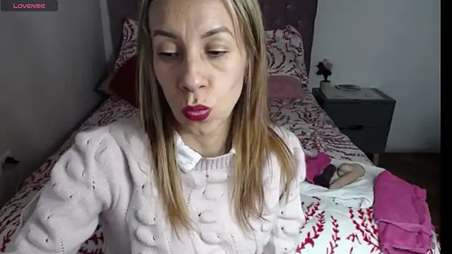 Snapshot of cristin_doll_ chatting on November 2025 10:33:02 PM cristin doll online show from November 2025 10:33:02 PM