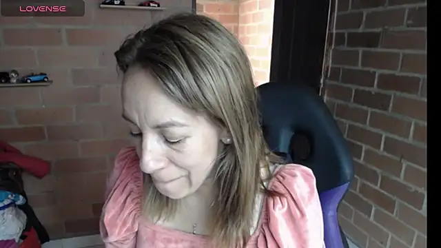 Snapshot of cristin_doll_ chatting on April 2026 03:03:01 PM cristin doll online show from April 2026 03:03:01 PM