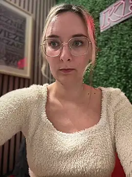 Snapshot of The_Snowwhitee chatting on February 2025 06:47:02 PM The Snowwhitee online show from February 2025 06:47:02 PM