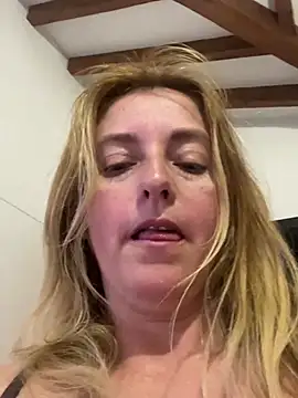 Snapshot of moniquerainx chatting on April 2026 03:37:02 PM moniquerainx online show from April 2026 03:37:02 PM