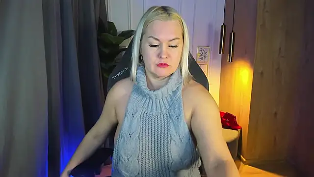 Snapshot of YolandaKiss chatting on February 2025 08:16:01 PM YolandaKiss online show from February 2025 08:16:01 PM