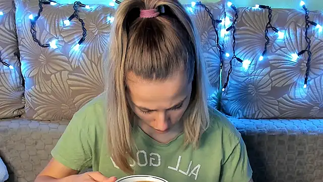 MaggieCake online show from December 2025 01:22:01 AM