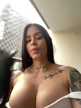 LaraHenao online show from February 2025 01:06:01 PM