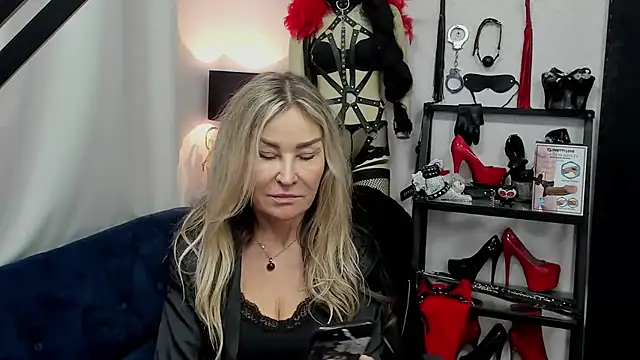 Snapshot of crystaLUX chatting on December 2024 09:14:01 AM crystaLUX online show from December 2024 09:14:01 AM