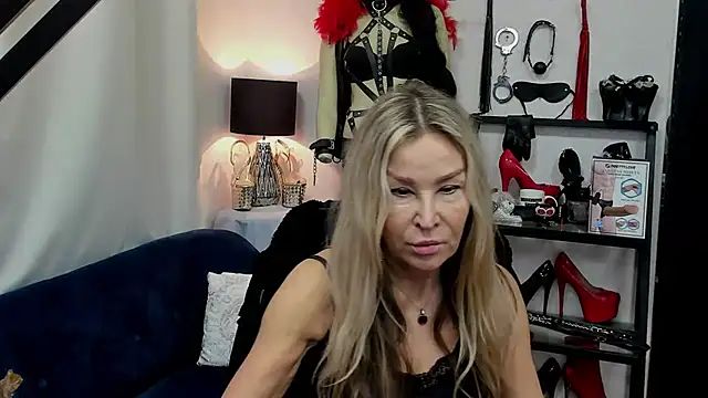 Snapshot of crystaLUX chatting on December 2024 07:29:01 AM crystaLUX online show from December 2024 07:29:01 AM