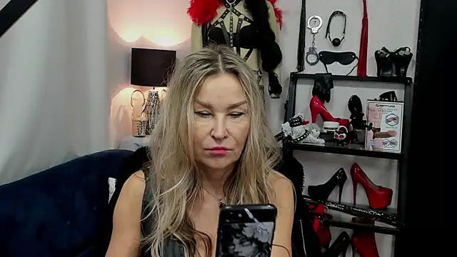 Snapshot of crystaLUX chatting on December 2024 06:40:01 AM crystaLUX online show from December 2024 06:40:01 AM