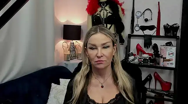 Snapshot of crystaLUX chatting on December 2024 09:48:02 AM crystaLUX online show from December 2024 09:48:02 AM