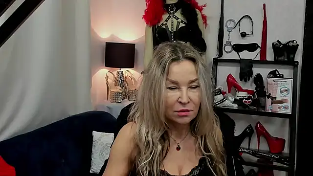 Snapshot of crystaLUX chatting on January 2025 07:12:02 AM crystaLUX online show from January 2025 07:12:02 AM