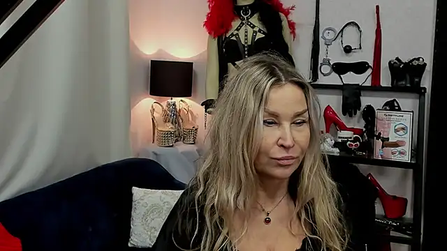 Snapshot of crystaLUX chatting on January 2025 10:48:01 AM crystaLUX online show from January 2025 10:48:01 AM