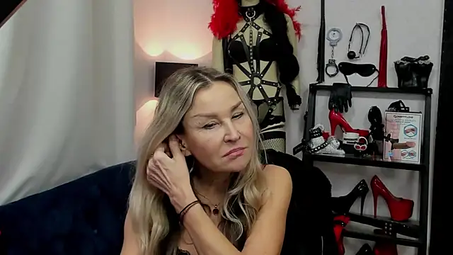 Snapshot of crystaLUX chatting on January 2025 11:57:01 AM crystaLUX online show from January 2025 11:57:01 AM