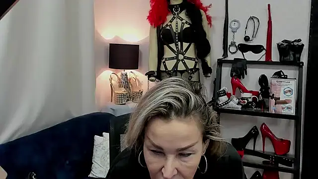 Snapshot of crystaLUX chatting on January 2025 07:38:02 AM crystaLUX online show from January 2025 07:38:02 AM