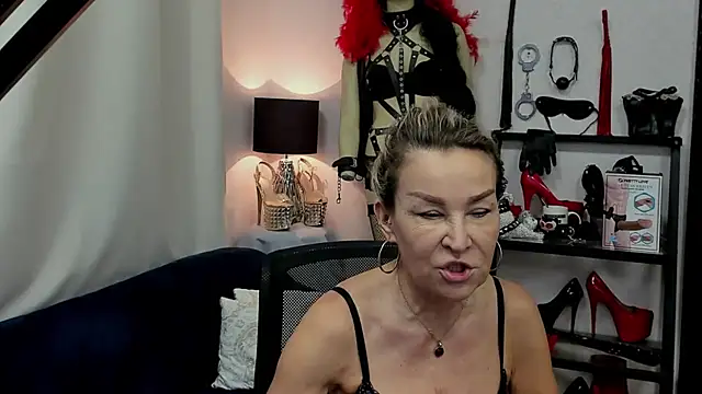 Snapshot of crystaLUX chatting on January 2025 05:33:01 AM crystaLUX online show from January 2025 05:33:01 AM