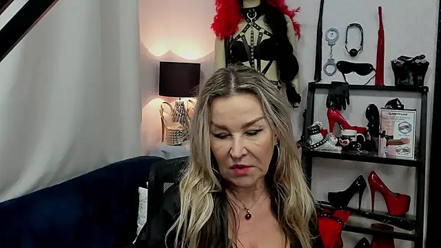 Snapshot of crystaLUX chatting on January 2025 08:56:01 AM crystaLUX online show from January 2025 08:56:01 AM