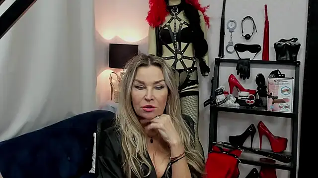 Snapshot of crystaLUX chatting on January 2025 09:10:02 AM crystaLUX online show from January 2025 09:10:02 AM