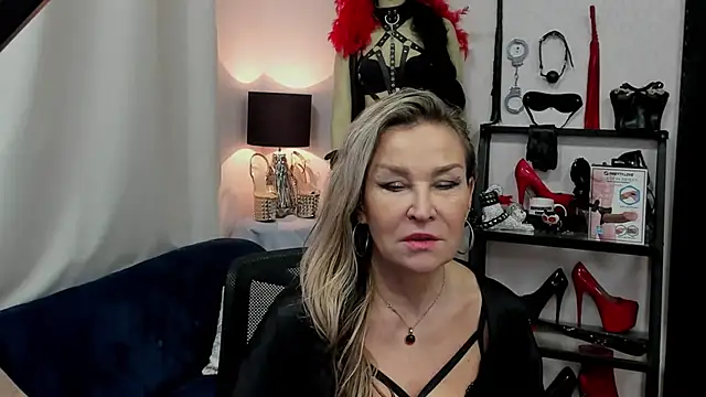 Snapshot of crystaLUX chatting on January 2025 09:02:01 AM crystaLUX online show from January 2025 09:02:01 AM