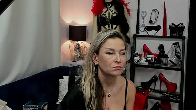 Snapshot of crystaLUX chatting on January 2025 08:43:02 AM crystaLUX online show from January 2025 08:43:02 AM