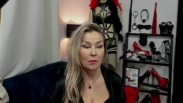 Snapshot of crystaLUX chatting on January 2025 10:11:02 AM crystaLUX online show from January 2025 10:11:02 AM