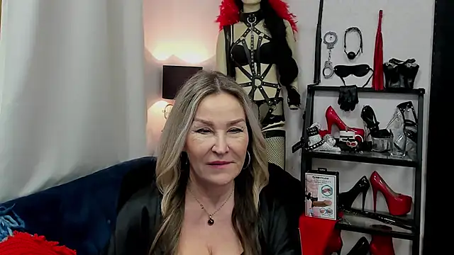 Snapshot of crystaLUX chatting on January 2025 09:03:01 AM crystaLUX online show from January 2025 09:03:01 AM