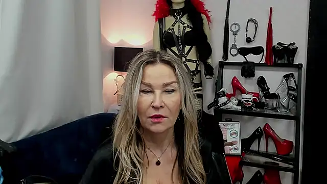 Snapshot of crystaLUX chatting on January 2025 05:45:02 AM crystaLUX online show from January 2025 05:45:02 AM