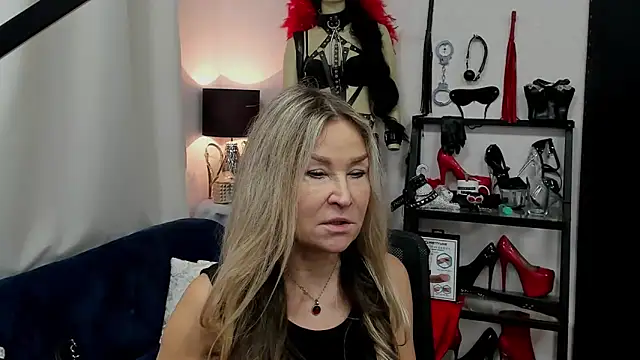 Snapshot of crystaLUX chatting on January 2025 06:30:02 AM crystaLUX online show from January 2025 06:30:02 AM