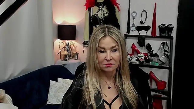 Snapshot of crystaLUX chatting on January 2025 09:04:02 AM crystaLUX online show from January 2025 09:04:02 AM