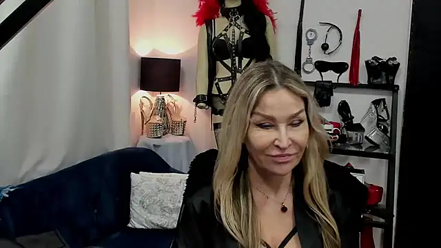 Snapshot of crystaLUX chatting on February 2025 09:10:02 AM crystaLUX online show from February 2025 09:10:02 AM