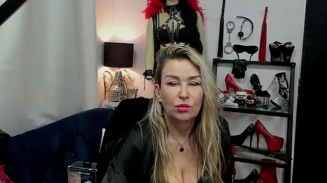 Snapshot of crystaLUX chatting on February 2025 09:10:01 AM crystaLUX online show from February 2025 09:10:01 AM