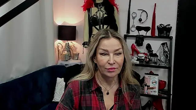 Snapshot of crystaLUX chatting on March 2025 06:02:02 AM crystaLUX online show from March 2025 06:02:02 AM