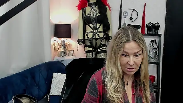 Snapshot of crystaLUX chatting on March 2025 06:49:01 AM crystaLUX online show from March 2025 06:49:01 AM