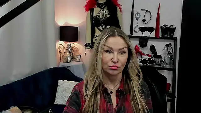 Snapshot of crystaLUX chatting on March 2025 09:53:02 AM crystaLUX online show from March 2025 09:53:02 AM