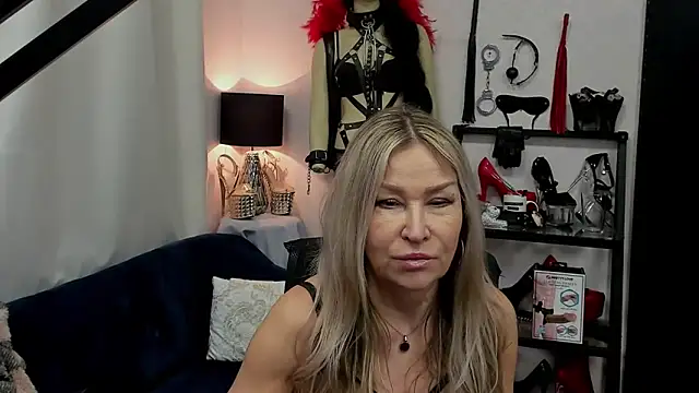 Snapshot of crystaLUX chatting on March 2025 07:02:02 AM crystaLUX online show from March 2025 07:02:02 AM