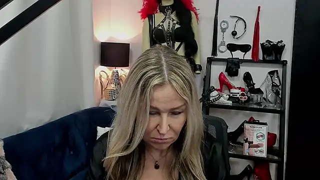 Snapshot of crystaLUX chatting on March 2025 10:06:02 AM crystaLUX online show from March 2025 10:06:02 AM