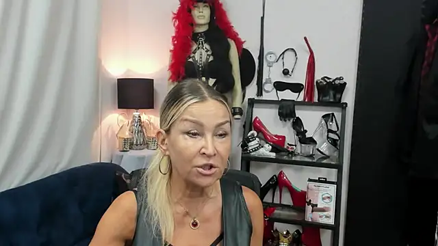 Snapshot of crystaLUX chatting on September 2025 04:23:02 AM crystaLUX online show from September 2025 04:23:02 AM