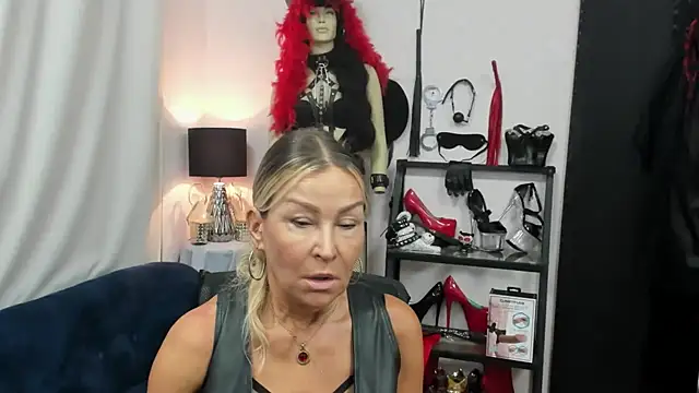 Snapshot of crystaLUX chatting on September 2025 04:23:01 AM crystaLUX online show from September 2025 04:23:01 AM