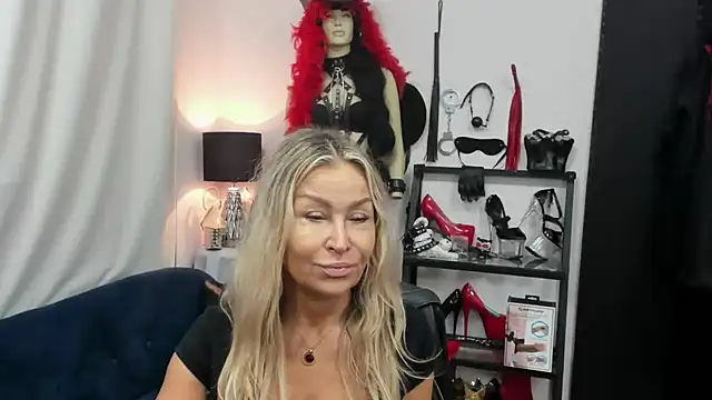 Snapshot of crystaLUX chatting on September 2025 04:25:02 AM crystaLUX online show from September 2025 04:25:02 AM