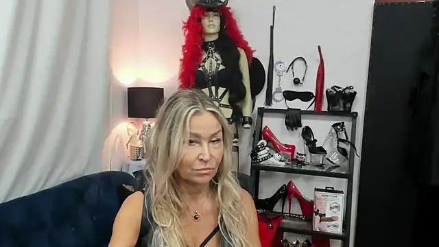 Snapshot of crystaLUX chatting on September 2025 05:20:01 AM crystaLUX online show from September 2025 05:20:01 AM