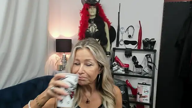 Snapshot of crystaLUX chatting on September 2025 04:15:01 AM crystaLUX online show from September 2025 04:15:01 AM