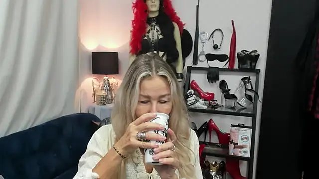 Snapshot of crystaLUX chatting on September 2025 04:05:01 AM crystaLUX online show from September 2025 04:05:01 AM