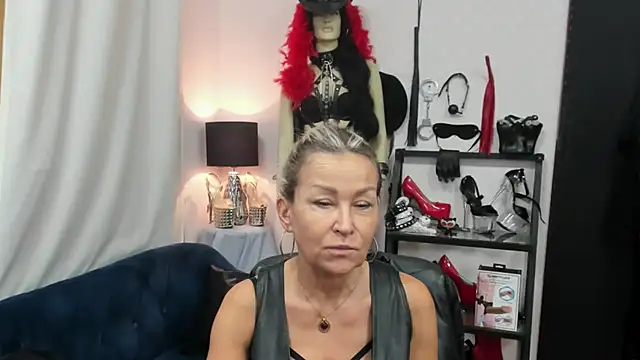 Snapshot of crystaLUX chatting on September 2025 06:07:02 AM crystaLUX online show from September 2025 06:07:02 AM