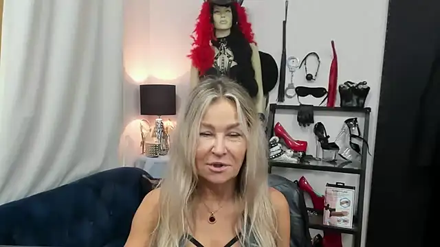 Snapshot of crystaLUX chatting on September 2025 04:28:01 AM crystaLUX online show from September 2025 04:28:01 AM