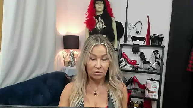 Snapshot of crystaLUX chatting on October 2025 04:41:02 AM crystaLUX online show from October 2025 04:41:02 AM