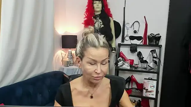 Snapshot of crystaLUX chatting on October 2025 04:31:02 AM crystaLUX online show from October 2025 04:31:02 AM