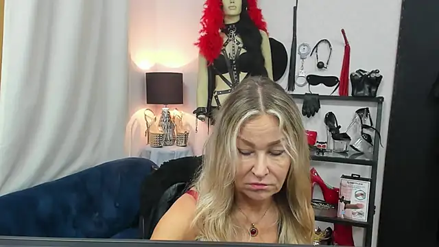 Snapshot of crystaLUX chatting on October 2025 04:24:01 AM crystaLUX online show from October 2025 04:24:01 AM